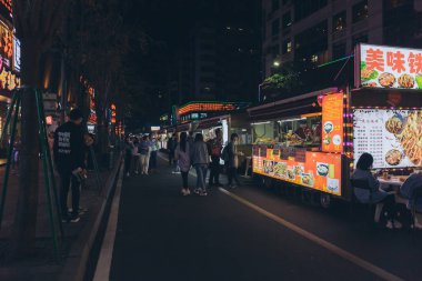 Fuzhou, Çin - 05 Nisan 2019 : Daming Lu gecesinde sokak yemekleri 