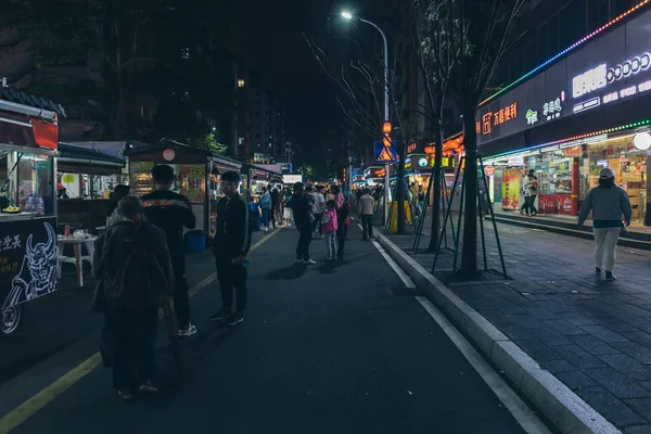 Fuzhou, Čína - 5. dubna 2019: pouliční jídlo v noci Daming Lu — Stock fotografie