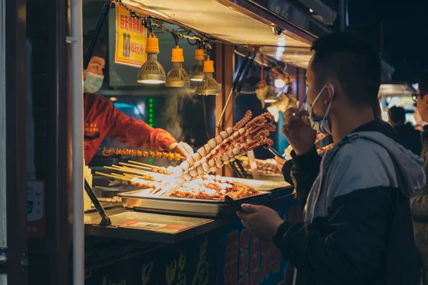 Fuzhou, China - 05 de abril de 2019: comida de rua na noite de DaMing Lu — Fotografia de Stock