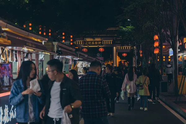 Fuzhou, China - 05 april 2019: Street food bij Daming Lu night — Stockfoto