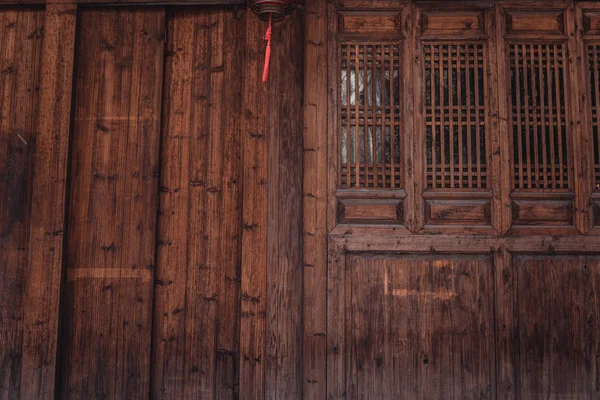 Trä dörr i traditionell kinesisk stil. Gamla kinesiska dörren — Stockfoto