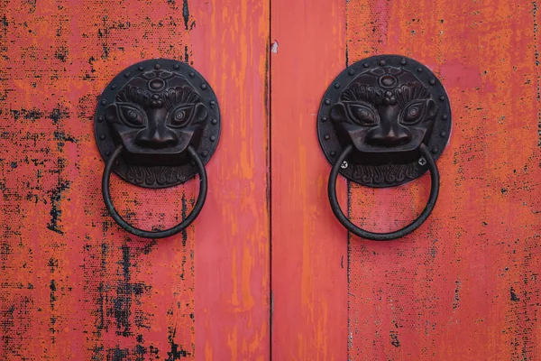 Puerta de madera de estilo chino tradicional. Puerta china antigua —  Fotos de Stock