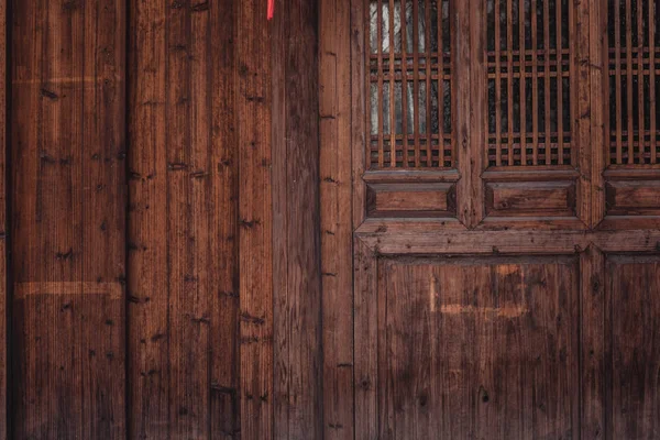 Trä dörr i traditionell kinesisk stil. Gamla kinesiska dörren — Stockfoto