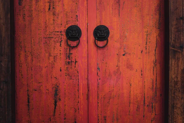 Puerta de madera de estilo chino tradicional. Puerta china antigua — Foto de Stock