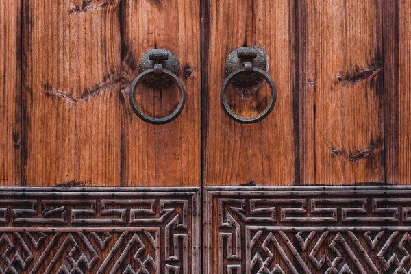 Puerta de madera de estilo chino tradicional. Puerta china antigua —  Fotos de Stock