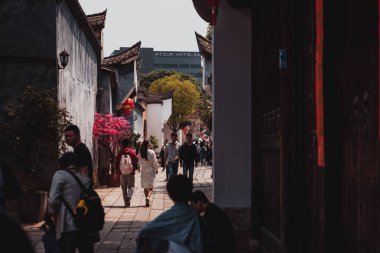 İnsanlar ünlü seyahat hedef ziyaret ve Sanfang Qixiang de Ana Cadde üzerinde yürüyüş