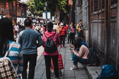Sanfang Qixiang (Three Lanes and Seven Alleys), Fuzhou, China - 05 Nisan 2019: Ünlü seyahat noktasını ziyaret eden ve Ana Cadde'de yürüyen insanlar. Sanfang Qixiang, bir kültür ve tarihi bir yerdir üç şerit ve severn sokakları anlamına gelir