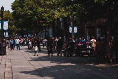 Sanfang Qixiang (Three Lanes and Seven Alleys), Fuzhou, China - 05 Nisan 2019: Ünlü seyahat noktasını ziyaret eden ve Ana Cadde'de yürüyen insanlar. Sanfang Qixiang, bir kültür ve tarihi bir yerdir üç şerit ve severn sokakları anlamına gelir