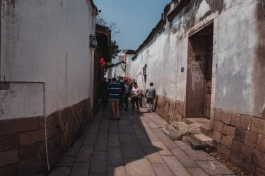 Sanfang Qixiang (Three Lanes and Seven Alleys), Fuzhou, China - 05 Nisan 2019: Ünlü seyahat noktasını ziyaret eden ve Ana Cadde'de yürüyen insanlar. Sanfang Qixiang, bir kültür ve tarihi bir yerdir üç şerit ve severn sokakları anlamına gelir