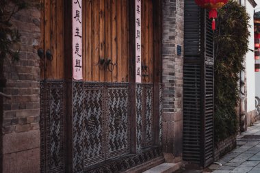 Sanfang Qixiang (Three Lanes and Seven Alleys), Fuzhou, China - 05 Nisan 2019: Ünlü seyahat noktasını ziyaret eden ve Ana Cadde'de yürüyen insanlar. Sanfang Qixiang, bir kültür ve tarihi bir yerdir üç şerit ve severn sokakları anlamına gelir