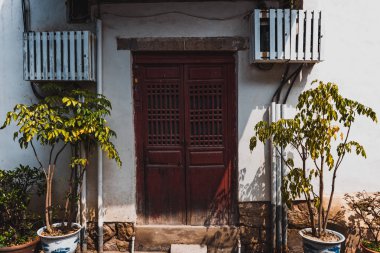 Sanfang Qixiang (Three Lanes and Seven Alleys), Fuzhou, China - 05 Nisan 2019: Ünlü seyahat noktasını ziyaret eden ve Ana Cadde'de yürüyen insanlar. Sanfang Qixiang, bir kültür ve tarihi bir yerdir üç şerit ve severn sokakları anlamına gelir