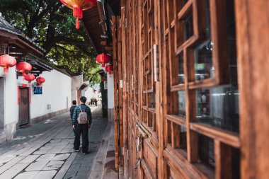 Sanfang Qixiang (Three Lanes and Seven Alleys), Fuzhou, China - 05 Nisan 2019: Ünlü seyahat noktasını ziyaret eden ve Ana Cadde'de yürüyen insanlar. Sanfang Qixiang, bir kültür ve tarihi bir yerdir üç şerit ve severn sokakları anlamına gelir