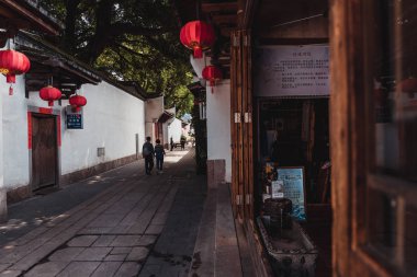 Sanfang Qixiang (Three Lanes and Seven Alleys), Fuzhou, China - 05 Nisan 2019: Ünlü seyahat noktasını ziyaret eden ve Ana Cadde'de yürüyen insanlar. Sanfang Qixiang, bir kültür ve tarihi bir yerdir üç şerit ve severn sokakları anlamına gelir