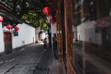 Sanfang Qixiang (Three Lanes and Seven Alleys), Fuzhou, China - 05 Nisan 2019: Ünlü seyahat noktasını ziyaret eden ve Ana Cadde'de yürüyen insanlar. Sanfang Qixiang, bir kültür ve tarihi bir yerdir üç şerit ve severn sokakları anlamına gelir