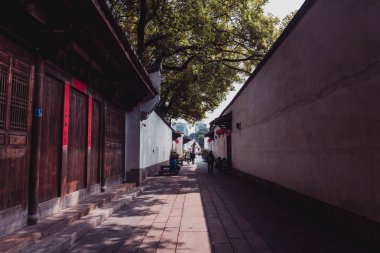 Sanfang Qixiang (Three Lanes and Seven Alleys), Fuzhou, China - 05 Nisan 2019: Ünlü seyahat noktasını ziyaret eden ve Ana Cadde'de yürüyen insanlar. Sanfang Qixiang, bir kültür ve tarihi bir yerdir üç şerit ve severn sokakları anlamına gelir