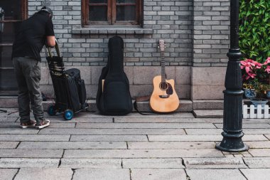 Sanfang Qixiang (Three Lanes and Seven Alleys), Fuzhou, China - 05 Nisan 2019: Ünlü seyahat noktasını ziyaret eden ve Ana Cadde'de yürüyen insanlar. Sanfang Qixiang, bir kültür ve tarihi bir yerdir üç şerit ve severn sokakları anlamına gelir