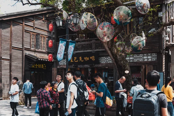 İnsanlar ünlü seyahat hedef ziyaret ve Sanfang Qixiang de Ana Cadde üzerinde yürüyüş — Stok fotoğraf