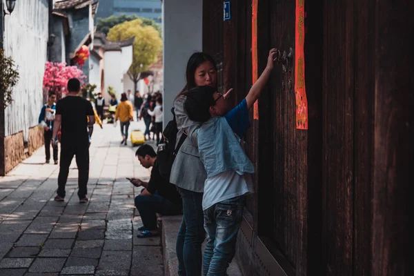 Människor som besöker den berömda resmål och gå på huvudgatan vid Sanfang Qixiang — Stockfoto