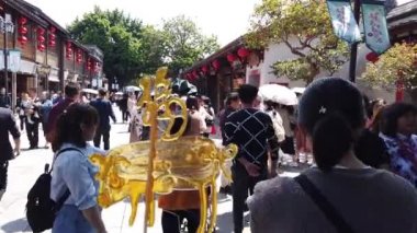 sanfang Qixiang Ana Caddesi'nde yürüyüş ve ünlü seyahat hedef ziyaret ve insanların yavaş Hareket