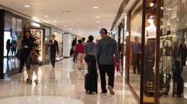 Hong Kong, Çin, 12 Nisan 2019 : İnsanların yavaş hareketi ünlü alışveriş merkezini ziyaret ediyor - Harbour City. Harbor City, Tsim Sha Tsui bölgesinde yer alan Hong Kong'un önde gelen alışveriş merkezlerinden biridir..
