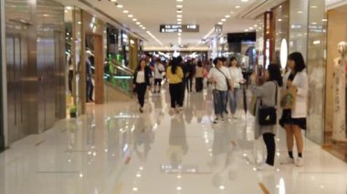 Hong Kong, Çin, 12 Nisan 2019 : İnsanların yavaş hareketi ünlü alışveriş merkezini ziyaret ediyor - Harbour City. Harbor City, Tsim Sha Tsui bölgesinde yer alan Hong Kong'un önde gelen alışveriş merkezlerinden biridir..