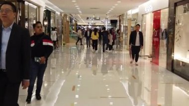 Hong Kong, Çin, 12 Nisan 2019 : İnsanların yavaş hareketi ünlü alışveriş merkezini ziyaret ediyor - Harbour City. Harbor City, Tsim Sha Tsui bölgesinde yer alan Hong Kong'un önde gelen alışveriş merkezlerinden biridir..