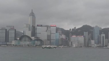 Hong Kong, Çin, 12 Nisan 2019 : Yağmur gününde Victoria Harbor ve Hong Kong Adası Skyline yavaş hareket. Hong Kong en yoğun nüfuslu şehir biridir.
