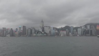Hong Kong, Çin, 12 Nisan 2019 : Yağmur gününde Victoria Harbor ve Hong Kong Adası Skyline yavaş hareket. Hong Kong en yoğun nüfuslu şehir biridir.