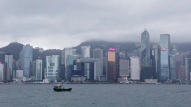 Hong Kong, Çin, 12 Nisan 2019 : Yağmur gününde Victoria Harbor ve Hong Kong Adası Skyline yavaş hareket. Hong Kong en yoğun nüfuslu şehir biridir.