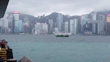 Hong Kong, Çin, 12 Nisan 2019 : Yağmur gününde Victoria Harbor ve Hong Kong Adası Skyline yavaş hareket. Hong Kong en yoğun nüfuslu şehir biridir.