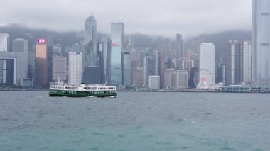 Hong Kong, Çin, 12 Nisan 2019 : Yağmur gününde Victoria Harbor ve Hong Kong Adası Skyline yavaş hareket. Hong Kong en yoğun nüfuslu şehir biridir.