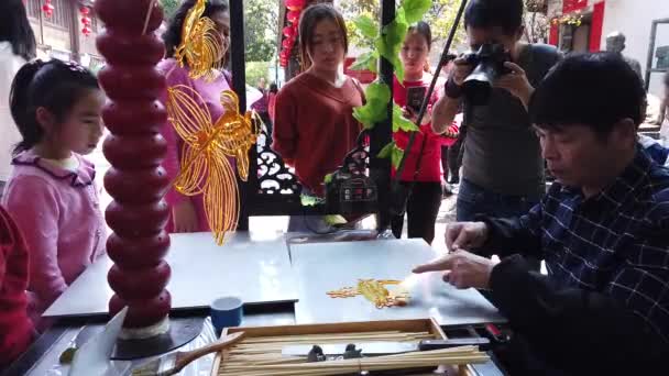 Slow motion för personer som besöker den berömda resmål och går på huvudgatan i Sanfang Qixiang — Stockvideo