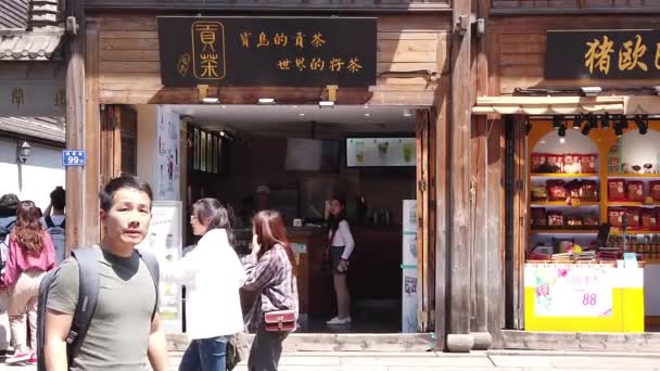Pergerakan lambat Orang-orang yang mengunjungi tujuan perjalanan terkenal dan berjalan di Jalan Utama SanFang QiXiang — Stok Video