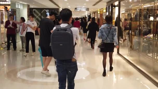 Hong Kong, China, 12 de abril de 2019: Slow motion of People visita el famoso centro comercial Harbour City. Harbor City es uno de los principales centros comerciales de Hong Kong ubicado en el distrito de Tsim Sha Tsui. . — Vídeos de Stock