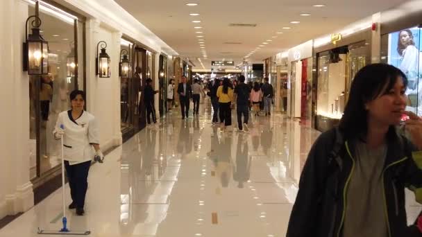 香港、中国、2019年4月12日:人々のスローモーションは、有名なショッピングモールを訪問 - ハーバーシティ。ハーバーシティは、チムシャツイ地区に位置する香港有数のショッピングモールの一つです。. — ストック動画