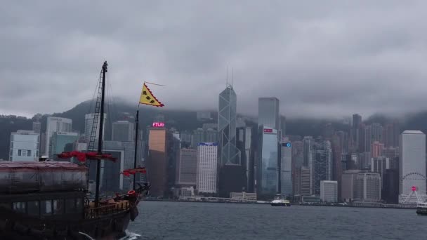 Hong Kong, China, 12 de abril de 2019: Velocidad de movimiento lento del famoso barco basura "Aqualuna" cruzando el puerto de Victoria en el día de lluvia — Vídeo de stock