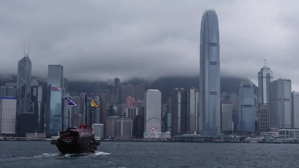 香港、中国、2019年4月12日:雨の日にビクトリア港を横断する有名なツアージャンク船「アクアルナ」のスローモーション — ストック動画
