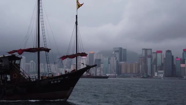 Hong Kong, China, 12 de abril de 2019: Velocidad de movimiento lento del famoso barco basura "Aqualuna" cruzando el puerto de Victoria en el día de lluvia — Vídeos de Stock