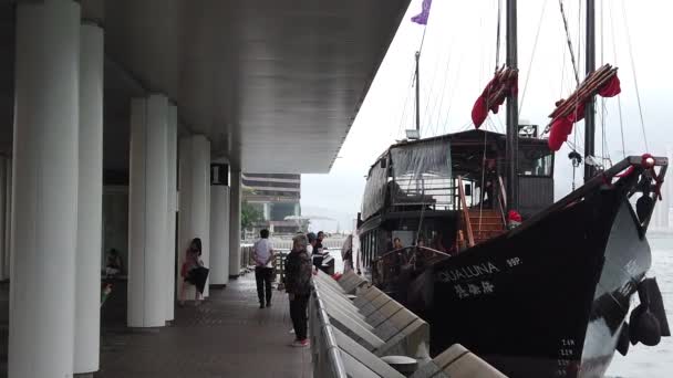 Hong Kong, China, 12 de abril de 2019: Velocidad de movimiento lento del famoso barco basura "Aqualuna" cruzando el puerto de Victoria en el día de lluvia — Vídeos de Stock