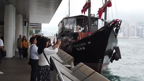 Hongkong, China, 12. April 2019: Zeitlupe des berühmten Ausflugsschiffes "aqualuna", das bei Regen den Viktoria-Hafen passiert — Stockvideo