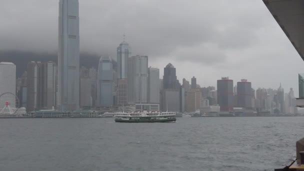 Hongkong, China, 12. April 2019: Zeitlupe des Viktoria-Hafens und der Skyline der Hongkong-Insel am Regentag. hong kong ist eine der am dichtesten besiedelten Städte. — Stockvideo