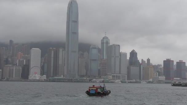 Hong Kong, Kina, 12 april 2019: Slow Motion av Victoria Harbor och Hong Kong Island skyline på regnade dagen. Hong Kong är en av de mest tätbefolkade staden. — Stockvideo