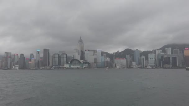 香港，2019年4月12日：维多利亚港和港岛天际线在下雨天缓慢移动。香港是人口最稠密的城市之一. — 图库视频影像