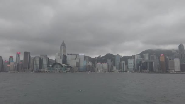 香港，2019年4月12日：维多利亚港和港岛天际线在下雨天缓慢移动。香港是人口最稠密的城市之一. — 图库视频影像