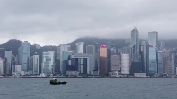 Hongkong, Čína, 12. duben 2019: pomalý pohyb Viktoriina přístavu a hongkongského ostrova Skyline v den deště. Hongkong je jedním z nejhustěji osídlených měst. — Stock video