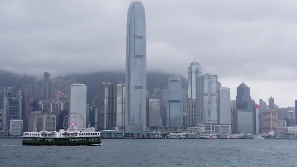 Hong Kong, Cina, 12 aprile 2019: rallentatore di Victoria Harbor e Hong Kong Island Skyline durante il giorno delle piogge. Hong Kong è una delle città più densamente popolate . — Video Stock