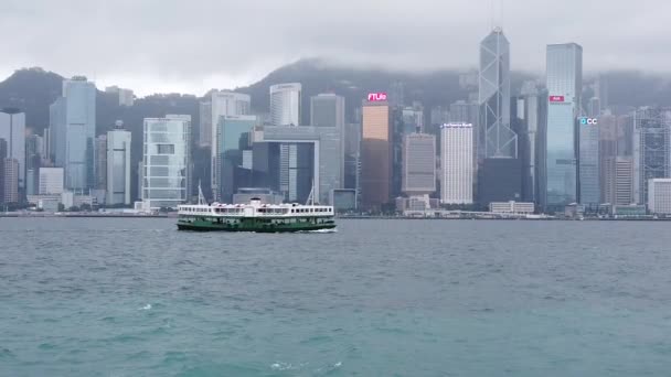Χονγκ Κονγκ, Κίνα, 12 Απριλίου 2019: αργή κίνηση του λιμανιού Victoria και του ορίζοντα του νησιού του Χονγκ Κονγκ τη μέρα που βρέχει. Το Χονγκ Κονγκ είναι μια από τις πιο πυκνοκατοικημένες πόλεις. — Αρχείο Βίντεο
