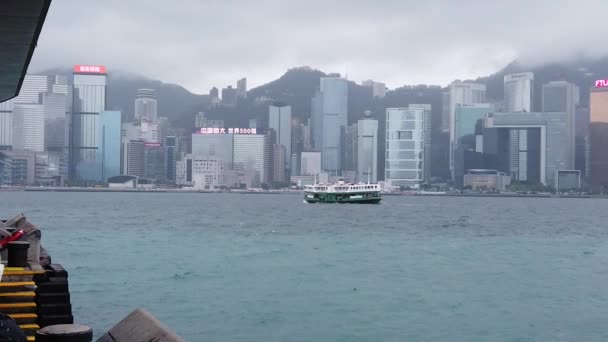 Hong Kong, Cina, 12 aprile 2019: rallentatore di Victoria Harbor e Hong Kong Island Skyline durante il giorno delle piogge. Hong Kong è una delle città più densamente popolate . — Video Stock