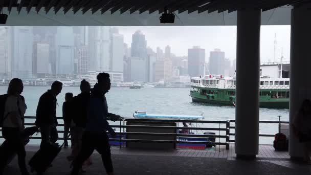 Hong Kong, China, 12 de abril de 2019: Slow Motion of Tourists visiting the waterfront in Tsim Sha Tsui at rain day- es un famoso destino turístico . — Vídeos de Stock