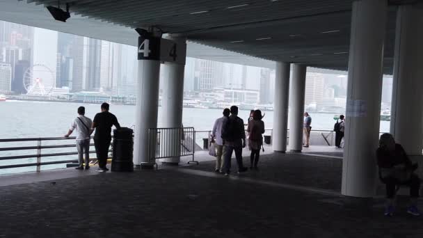 Hong Kong, Cina, 12 aprile 2019: Slow Motion of Tourists in visita al lungomare di Tsim Sha Tsui nel giorno delle piogge è una famosa destinazione turistica . — Video Stock